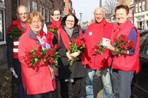 PvdA deelt rozen uit op internationale vrouwendag