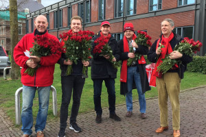 PvdA deelt rozen uit op de Binnenweg